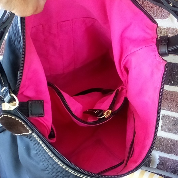 Dooney & Bourke large nylon & Leather  hobo shoulder bag magenta interior - Picture 10 of 11